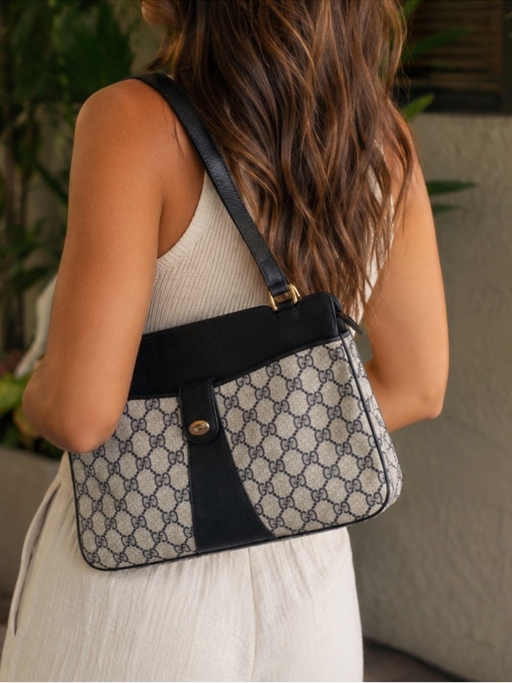 (31) GUCCI 80 Navy Shoulder Bag